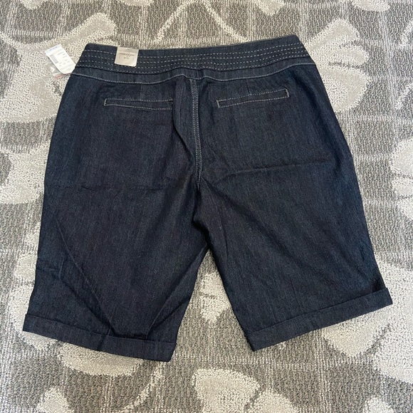 NWT Maurices Cuffed Denim Shorts Size 9/10 - Picture 2 of 4